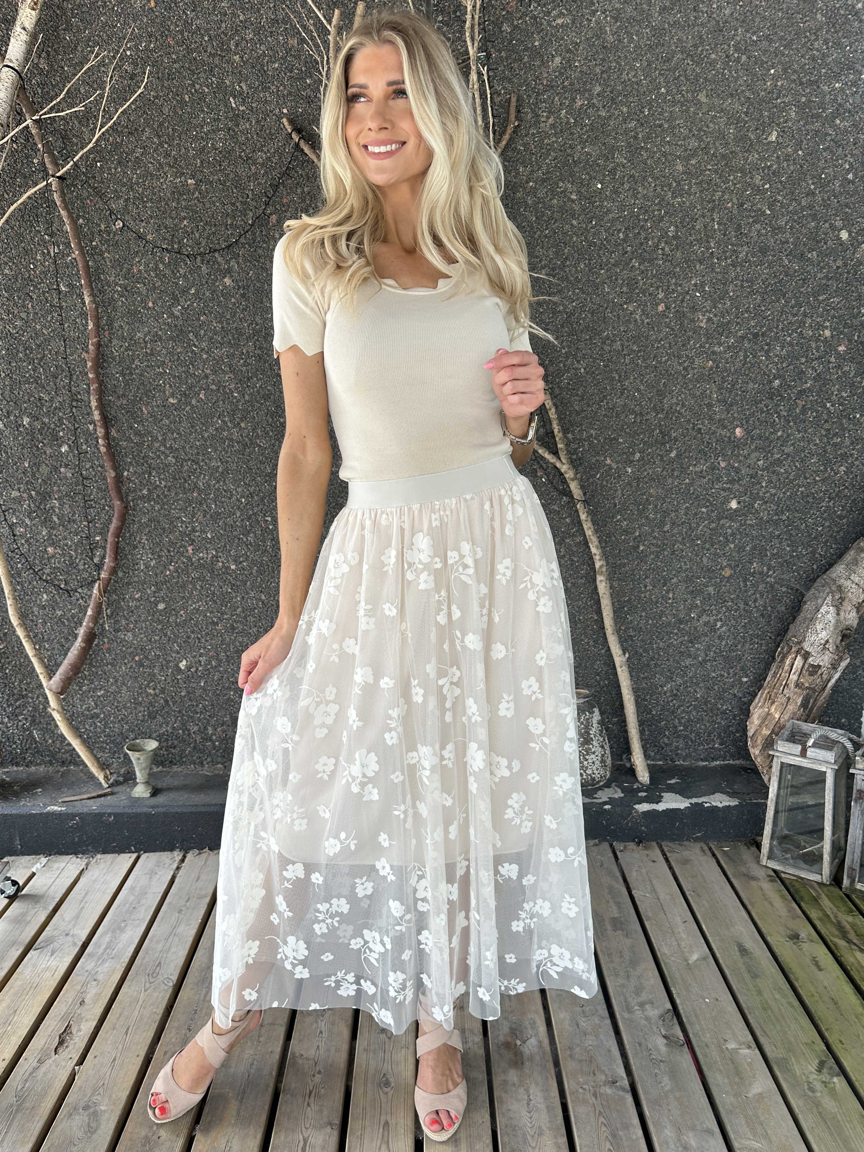 Aella - Lang nederdel med blomstret tyl